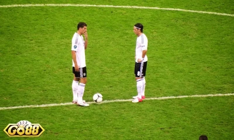 Vì sao nhiều người thích kèo giao bóng trước?